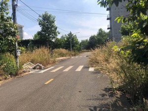 vị trí đẹp - tt hành chính bù nho. chị hậu chủ đất cắt 100tr bán trước tết âm ( thương lượng mạnh )