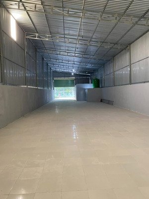 cho thuê nhà kho 120m2 phường lĩnh nam, sàn đá hoa, mái cao 5m, ngõ xe tải 2 tấn, giá 10.5 triệu/th