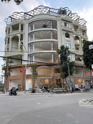 em linh bán căn nhà độc tôn ở bát khối dt 50m2x7 tầng, có thang máy, vỉa hè rộng, trung tâm