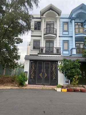 bán căn nhà phố trệt + 2 lầu, 5mx20m, dtsd: 225m2, đường 12m, sổ hồng chỉ 8,5 tỷ