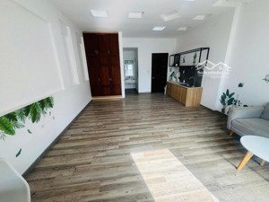 cho thuê phòng ban công full nội thất. kdc trung sơn gần quận 7. giá thuê: 5 tr/tháng. trống sẵn