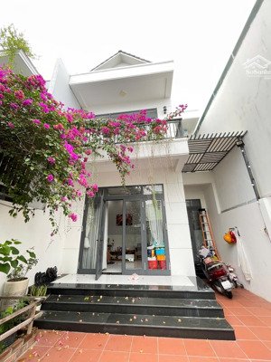 nhà nha trang thiết kế đẹp sân ô tô full nội thất gần trung tâm tp