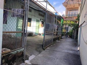 bán gấp dãy trọ 4p dt 93m2 đối diện công viên xã bình chánh, sổ riêng, vay ngân hàng được. tn 7tr6