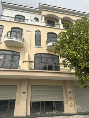 liền kề chà là, 50m ra đại lộ ngọc trai, vỉa hè 5m. dt 70m2, mt 5m - nhà 5 tầng. chỉ 10 tỷ 2