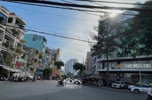 góc 2 mt kinh doanh 4 tầng 8x20 ngay bình phú. chỉ 20t nhỉn