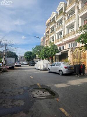 Bán nhà 1 trệt 3 lầu vào ở luôn 60m2 - Quốc lộ 13 - gần Vạn Phúc