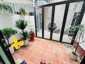 Nhà rộng phố Khâm Thiên lô góc đẹp gần phố 75m 8 ngủ giá 12 tỷ vừa ở vừa kết hợp cho thuê giữ tiền rất tốt .