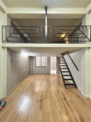 phòng rộng có gác và sân sau riêng, gần triển lãm tân bình