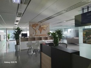 cđt trực tiếp cho thuê văn phòng charmvit, trần duy hưng 300m2 cắt tối thiểu từ 80m2 sẵn nội thất