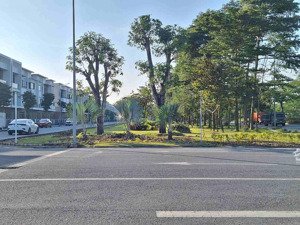 vốn gốc 3,x tỷ, miễn gốc lãi 24 tháng. shophouse đối diện kđt sun phù đổng hà nội chỉ từ 6x tr/m2.