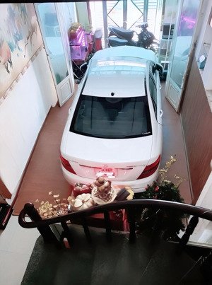 xe hơi nhà 4 tầng - sát mặt tiền kinh doanh