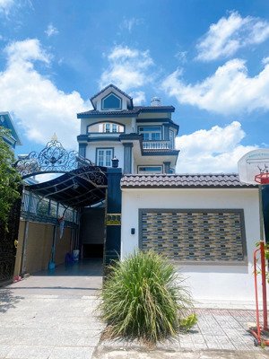 cần bán lô đất 6*24, giá 11.5 tỉ, đất ngay liên phường gần global city. lh 