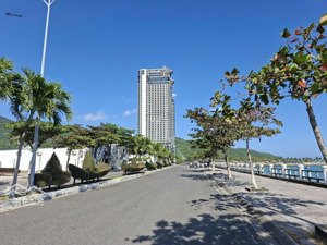 cần bán: lô góc 2 mặt tiền kinh doanh phạm văn đồng, nha trang ngay trước bến du thuyền quốc tế