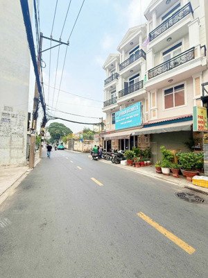 bán nhà 4 tầng góc 2 mặt tiền đường số 17 phạm văn đồng, 200m tới giga mall, vị trí kinh doanh tốt