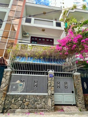 bán nhà nhà 3 tầng hẻm oto sát tuệ tĩnh, gần biển, dt 68m2 ngang 5m, 4pn 3wc chỉ 13ty5