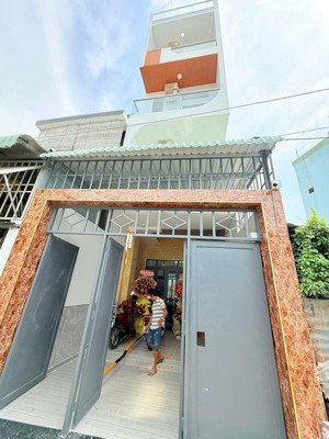 bán tòa căn hộ dịch vụ sát ql 1k gần làng đại học hợp đồng thuê 40tr/th còn 4 năm. thiết kế 4 tầng