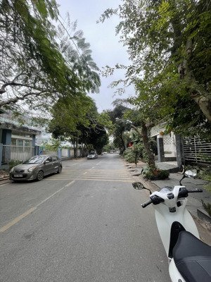 chủ cần bán gấp căn nhà biệt thự 3 tầng. phố sài đồng quận long biên với dt 178m2 mt 12.3m