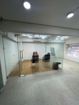 văn phòng mt đinh bộ lĩnh. dt 135m2 giá 24tr. bãi xe rộng rãi