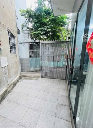 bán nhà q8 ,đừơng bông sao , dt 32 , 1 ban công, 1sân trứoc,2tầng