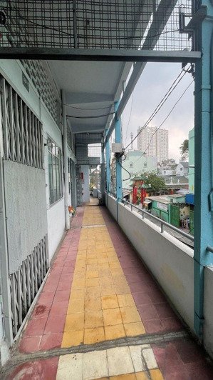 q. 5 chung cư lầu 1 trần hưng đạo chợ lớn chỉ 3 tỷ. dt: 112m2 (4 x 19.7m)