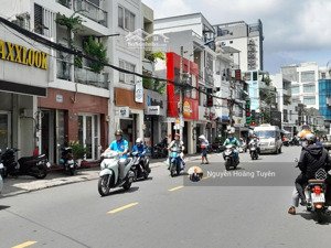 hiếm thấy ! khuôn đất to ngang (10 x 22m) có khoảng sân rộng trước nhà.ctxd hầm 7 tầng. chỉ 42 tỷtl