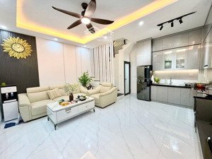 2 tỷ hơn - ô tô đỗ đỗ cửa - nhà đẹp - 3 tầng - đất nâu xịn ngõ thông rất gần phố