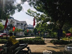 --- quá đẹp biệt thự view công viên gần hoàng diệu 2 thủ đức . ngay đh ngân hàng vị trí vip an