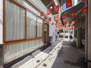 bán nhà 4 phòng ngủ ngay đường 3/2 đà nẵng liên hệ : - ms nguyên