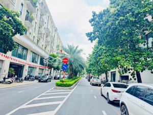 rẻ nhất himlam-- 8tầng thang máy -- himlam vạn phúc -- đang cho cty thuê 120 triệu