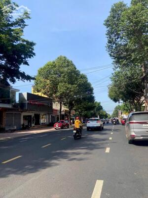 mặt tiền kinh doanh Lê Thánh Tông trung tâm BMT kinh doanh tấp nập