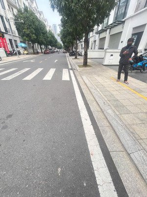 biệt thự kđt vinhomes q9 có 6pn 6wc dt 9x12m nhà 4 tấm có hồ bơi, giá 23 tỷ