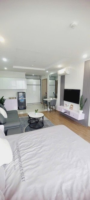 bán căn studio siêu xinh, tầng cao, nội thất mới 90%