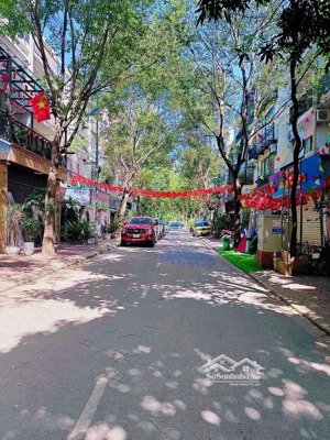 lk trịnh văn bô chưa đến 300tr/m 3 ôtô tránh vỉa hè đẹp 61m 4 tầng có thể lên 5 tâg và lắp đc t.may