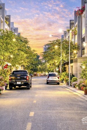 bán nhà có dòng tiền sẵn, quận 12, nguyễn văn quá, cạnh bờ kênh tham lương, dtsd 140m2, chỉ 6.x tỷ.