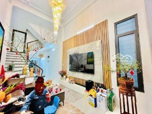 cổ nhuế - hiếm 45m2 x 4 tầng - ô tô đỗ cửa - nhà mới ở ngay - quá hiếm.