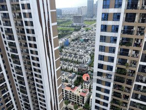 gia đình cần bán nhanh 2pn 2wc 6th element căn góc 87m2 hướng bắc view biệt thự starlake tầng 20