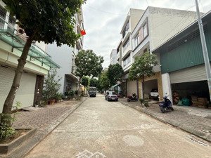 phân lô tđc quỳnh đô, 2 mặt trước_ sau nhà đường 12m, vỉa hè 3m. dt: 80m, nhà 3 tầng. 16 tỉ.