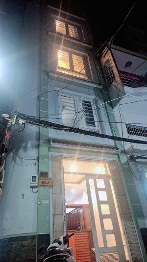 7,5 tỷ, 23m2, 5 tầng, 3pn, 4wc, bếp, pk tại trần hưng đạo q1 hẻm xe hơi đỗ cửa
