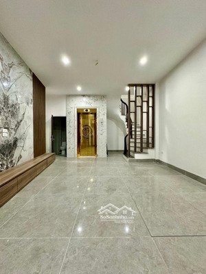 quá đẹp! trần khát chân, 42m, 5 tầng, lô góc, thang máy, sát phố, giá 12.95 tỷ