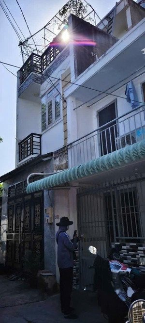 nhà 3 tầng, hẻm xe hơi ngay chợ ngã 3 bầu hóc môn, giá 3.65 tỷ