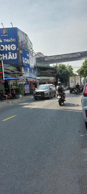 bán gấp nhà chính chủ mtkd khuông việt ngay hòa bình, đối diện cổng đầm sen.