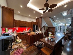 nhà đẹp 4 tầng phong cách cổ điển . vị trí ngay gần biển mỹ khê. giá nhỉnh 14 tỷ