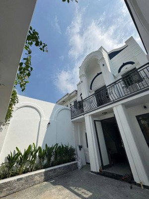 bán nhà mt 13 nguyễn đức thiệu - p di an tphcm
mặt tiền đường nhựa - ngang 6. full nội thất