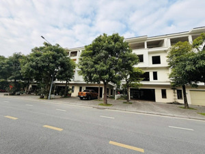 cần bán căn bt ecoriver 4 tầng siêu xịn xò hàng độc lạ hiếm view công viên dt 200m giá 2x tỷ