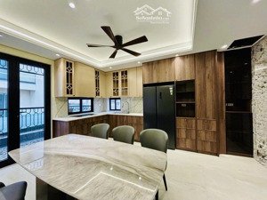 nhà kính koong-6 tầng-thang máy-lô góc-mặt tiền rộng-tặng nội thất-gần ôtô-an cư đỉnh-lò đúc