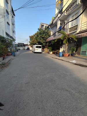 chỉ 6,4tỷ --nhà 3 tầng -84m2 (4x21) mtkd trường tiểu học - cạnh vòng xoay an lạc - đường 12m có lề