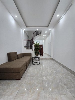 hiếm thật sự, chỉ 6.6 tỷ 36m2 nhà dân xây 5 tầng thạch bàn ngõ thông