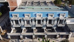 bán gấp nhà 1 trệt 1 lầu sân xe hơi sổ hồng riêng thổ cư 100%, gần cổng sau văn miếu trấn biên