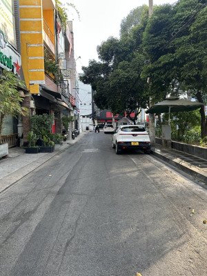 đường 8m ô tô tránh - quận 10 3 tháng 2 65m2 cạnh công an quận nhỉnh 16tỷ .