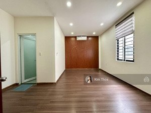 văn phòng 20m2 có cửa sổ lớn ở vạn phúc, có thang máy, máy lạnh, hầm để xe free, wc riêng. giá 5 tr